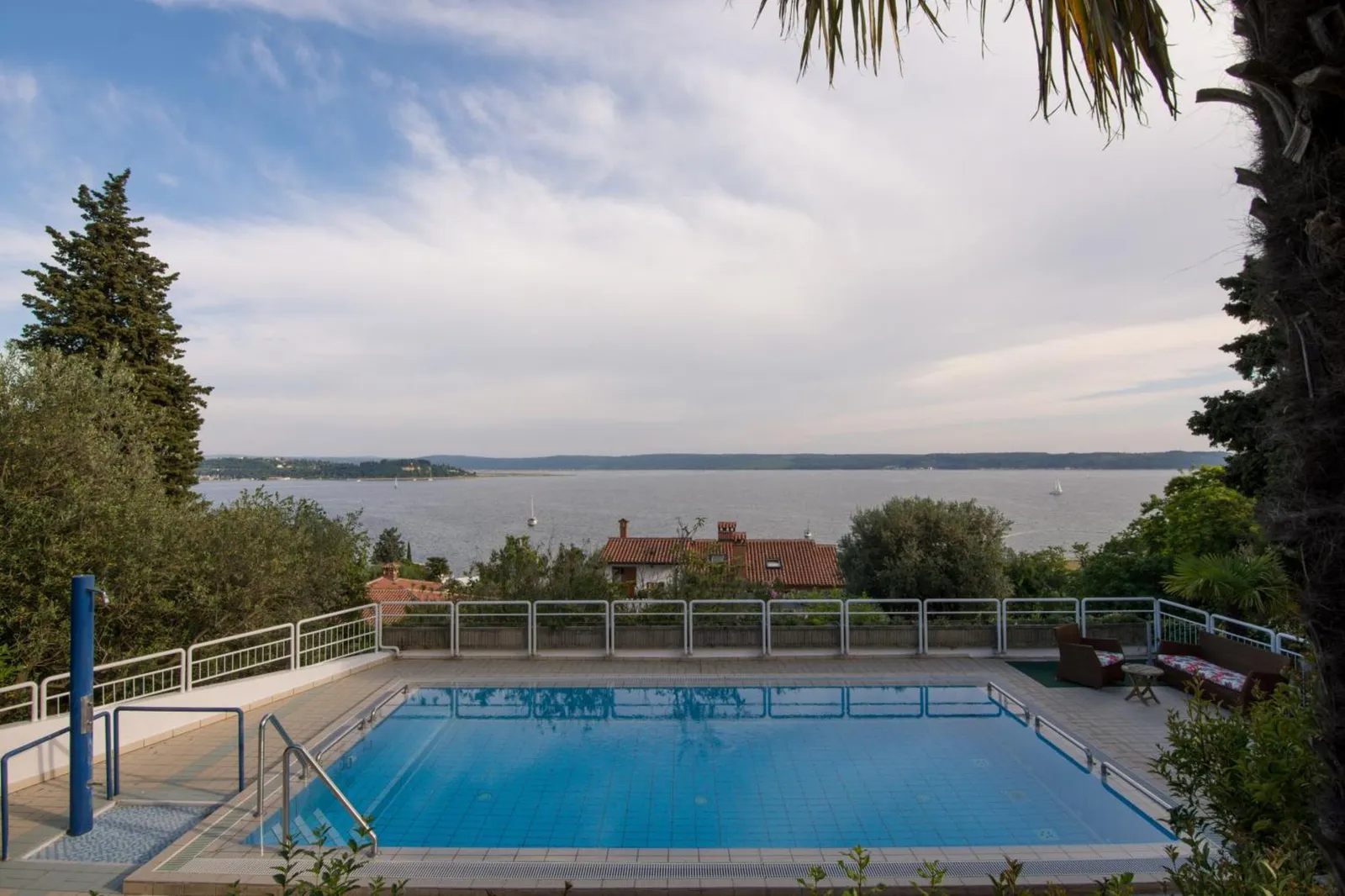 Bazen Apartmajev Baki z razgledom na Piranski zaliv