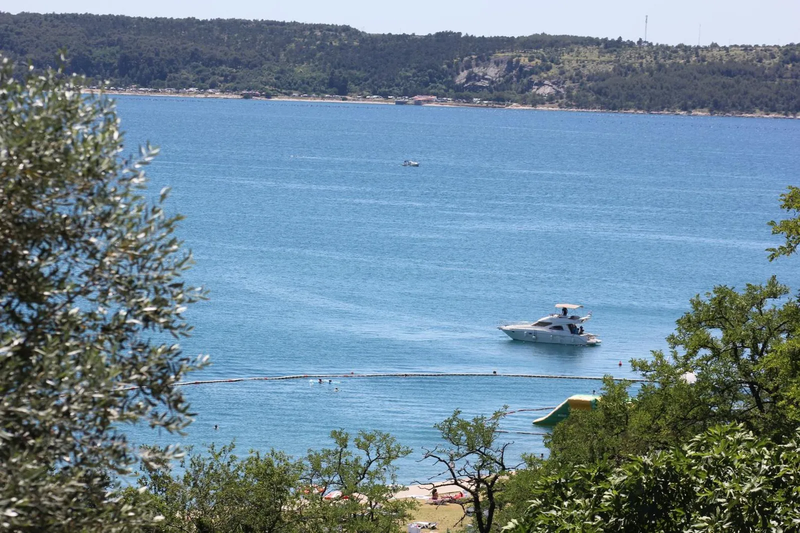 Pogled s hiše na zaliv z jahto
